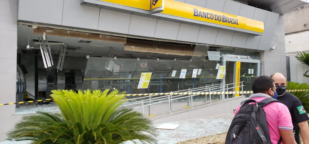 Agência do Banco do Brasil ficou destruída