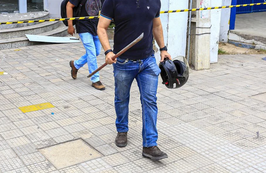 Capacete e uma das ferramentas recolhidos na agência bancária