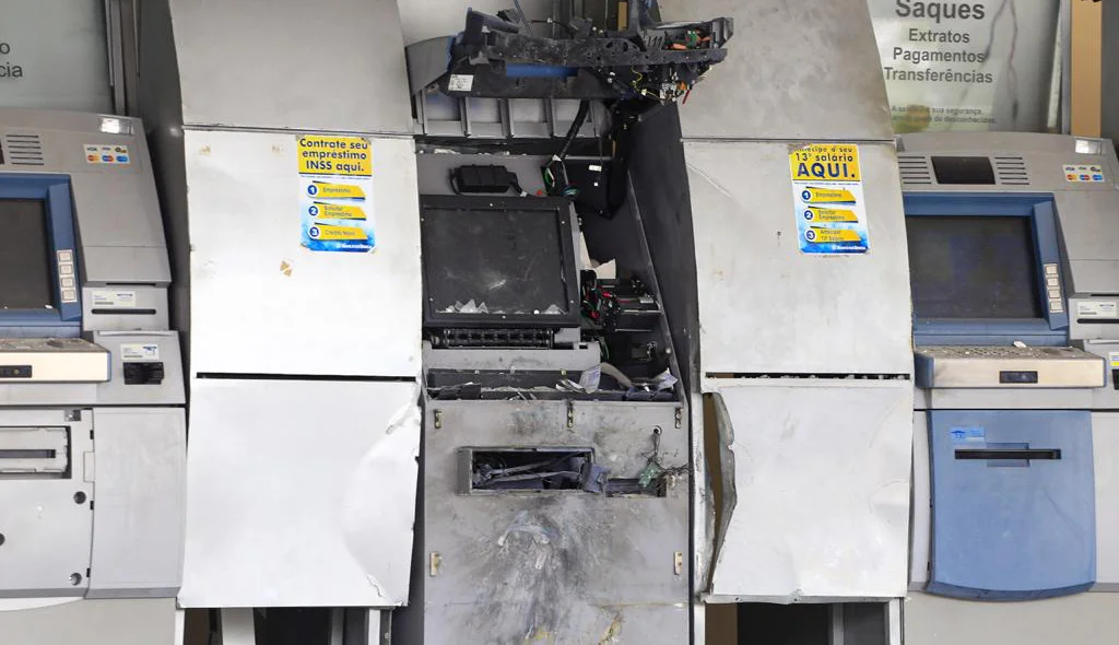 Explosivo foi instalado neste caixa eletrônico