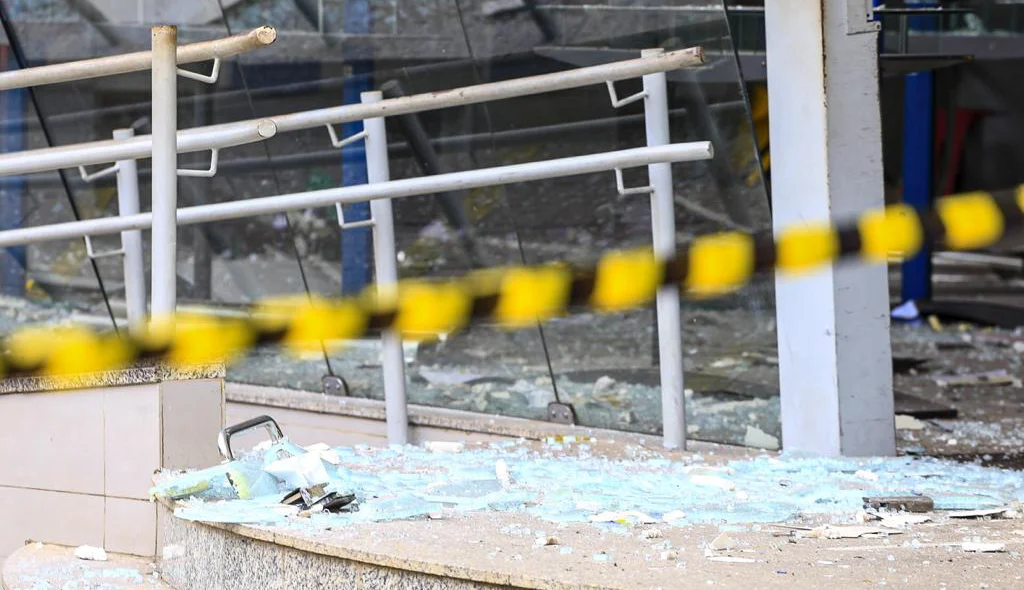 Vidraça da agência bancária ficou destruída