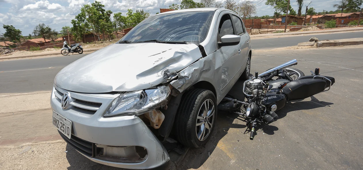 O acidente aconteceu entre uma moto e um veículo Gol na avenida Poti 