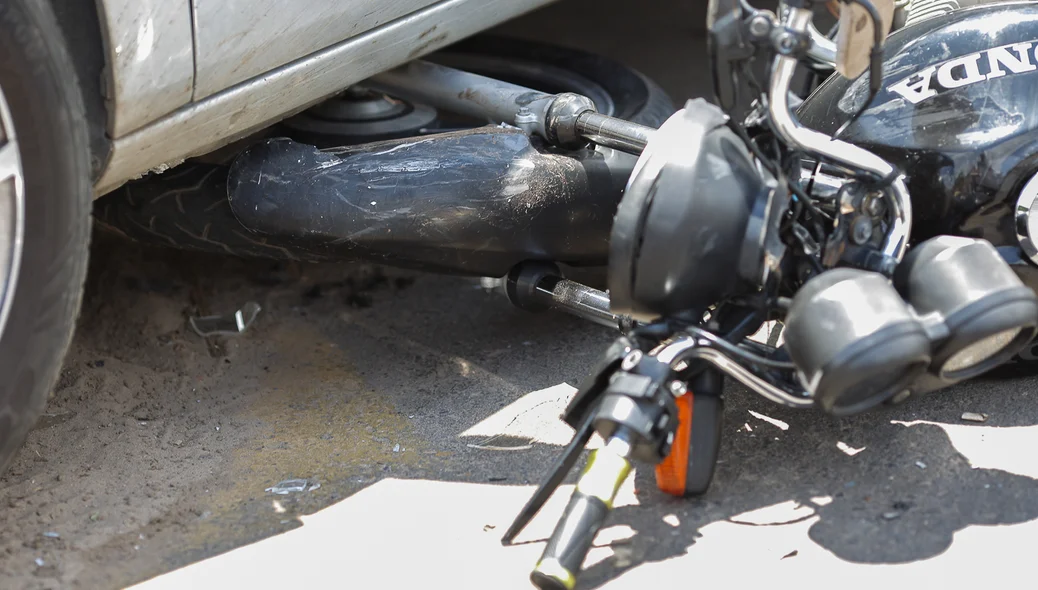 O acidente aconteceu entre uma moto e um veículo Gol