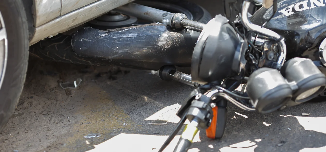 O acidente aconteceu entre uma moto e um veículo Gol
