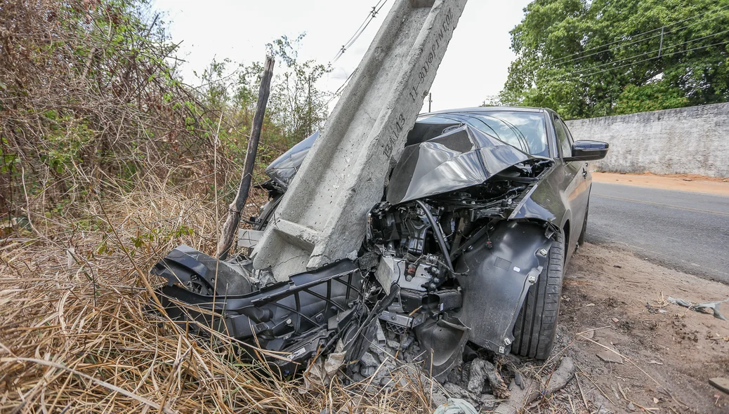 O veículo ficou completamente destruído