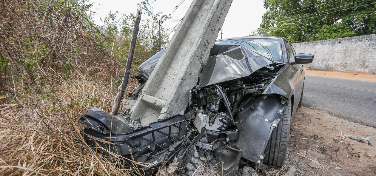 O veículo ficou completamente destruído