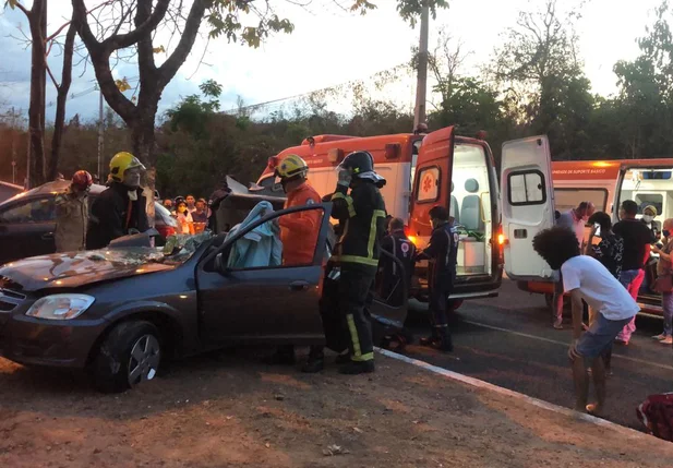 Grave acidente deixa três pessoas feridas na Av. Zequinha Freire