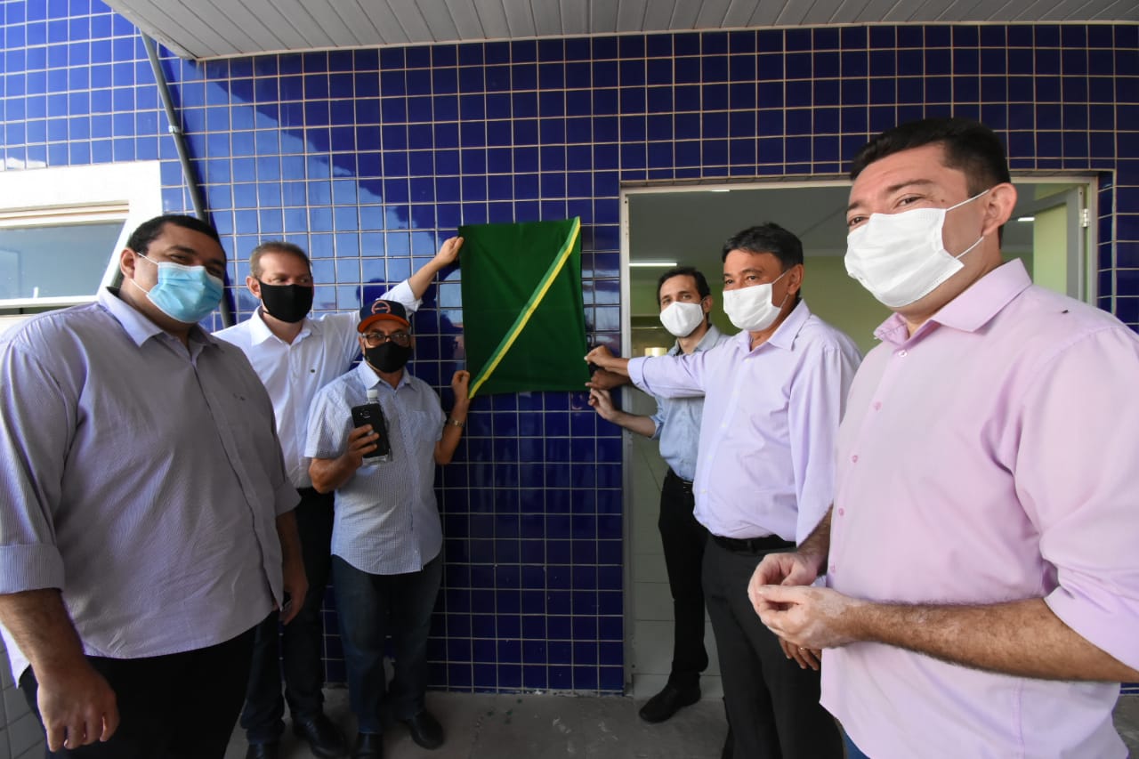 Wellington Dias inaugura asfalto, hospital e autoriza obras no aeroporto de Bom Jesus