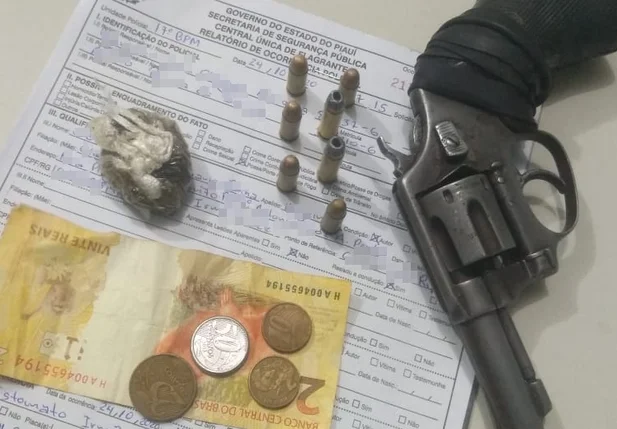 Arma apreendida com o suspeito 