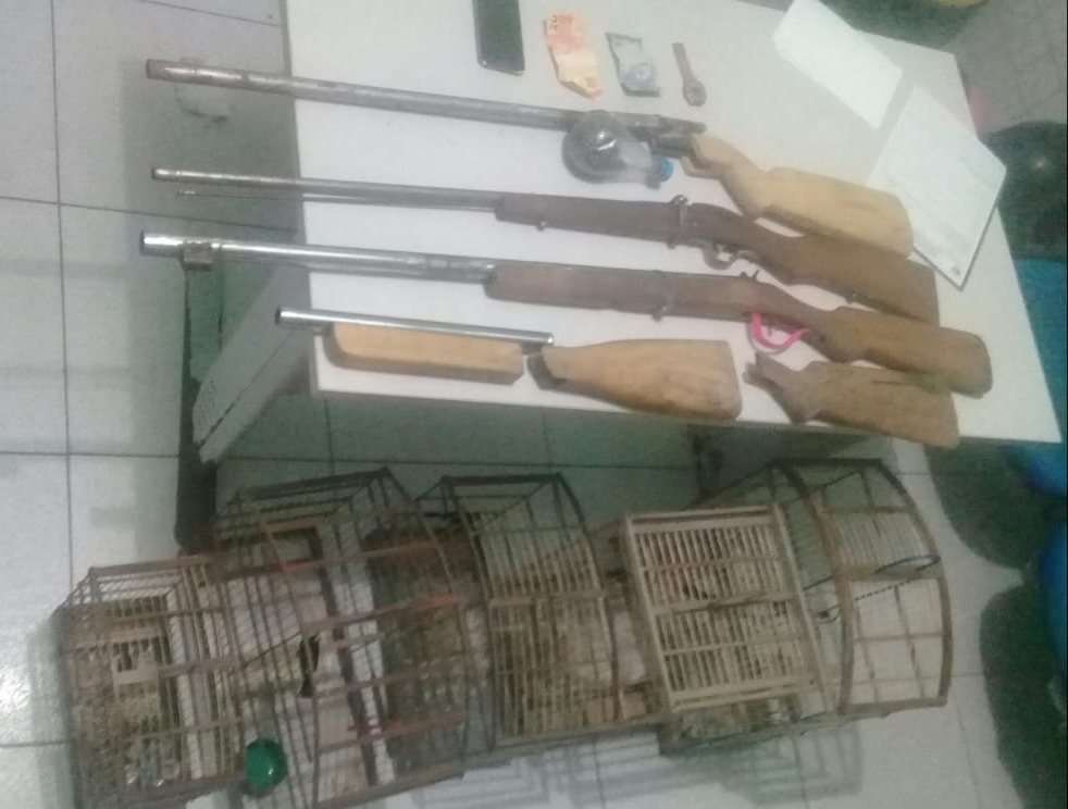 Objetos encontrados com o suspeito