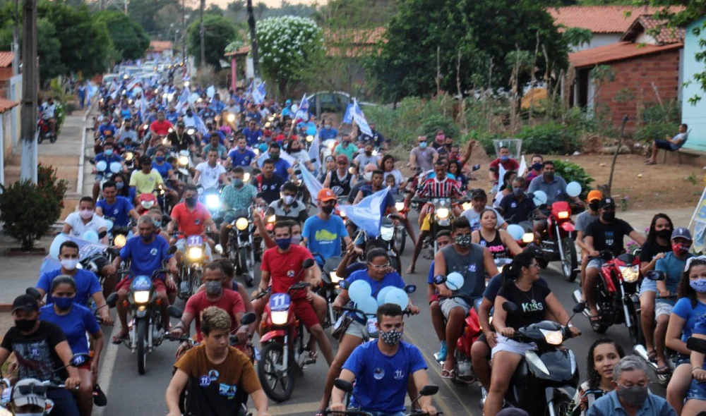 As ruas foram invadidas por populares