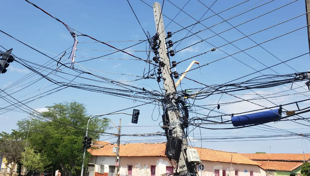 Fiação do poste após acidente na Vila Operária