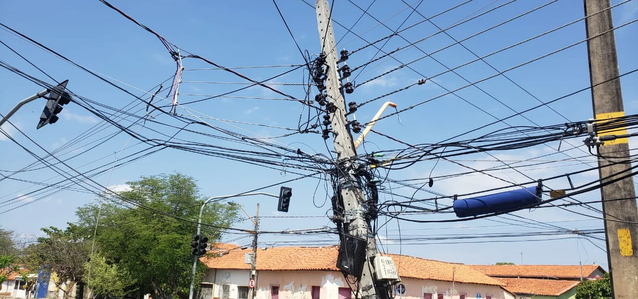 Fiação do poste após acidente na Vila Operária