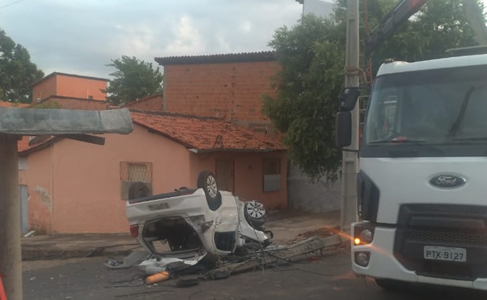 Homem perde controle do carro e capota veículo em Teresina