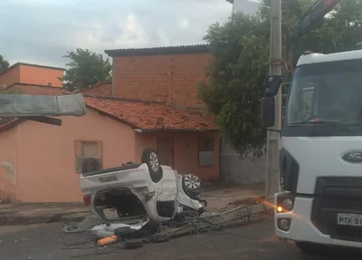 Homem perde controle do carro e capota veículo em Teresina