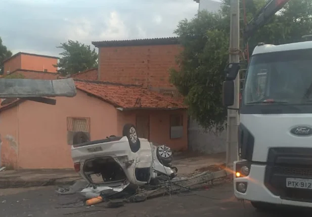 Homem perde controle do carro e capota veículo em Teresina