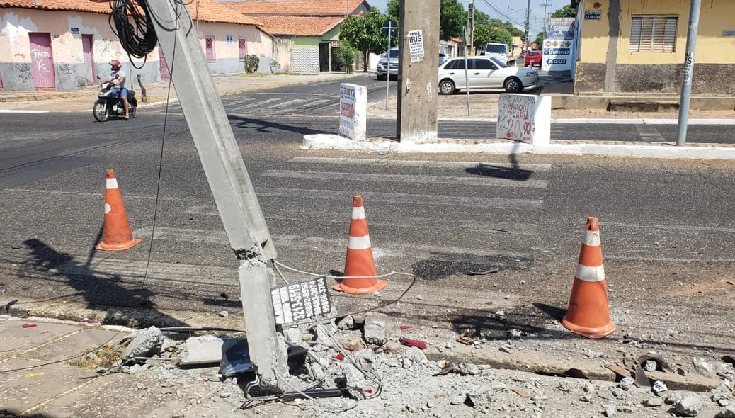 Poste ficou danificado