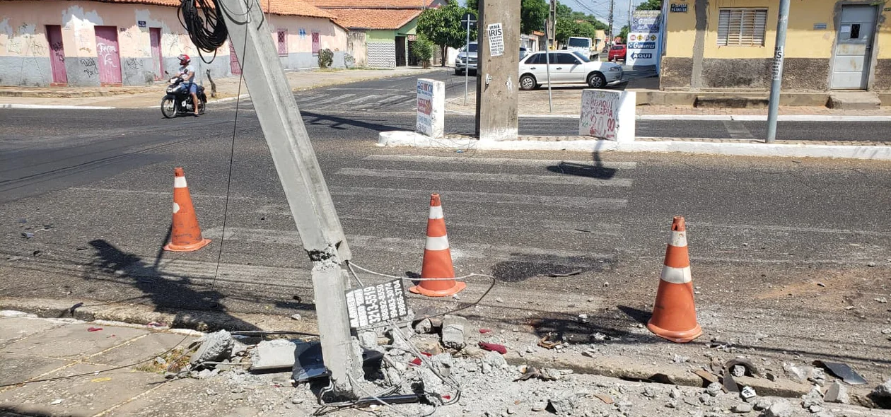 Poste ficou danificado