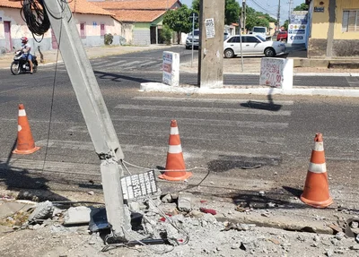 Poste ficou danificado