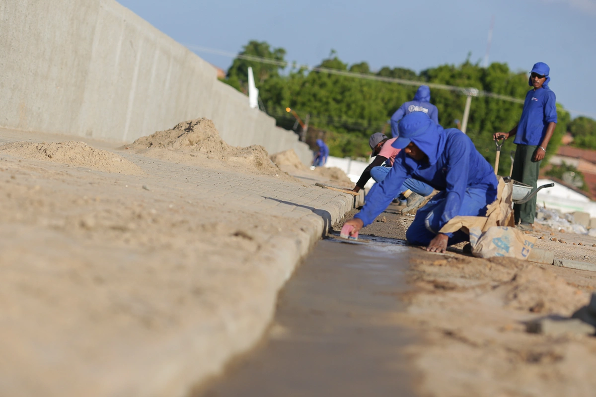 Trabalhadores concluindo a obra 