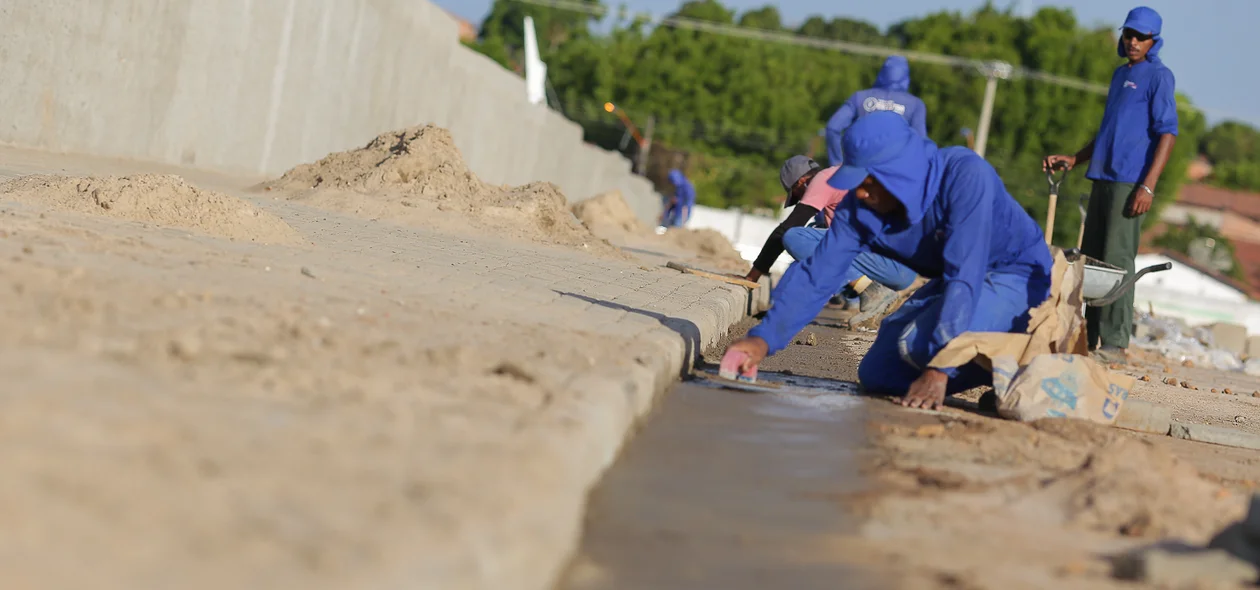 Trabalhadores concluindo a obra 