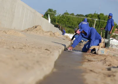 Trabalhadores concluindo a obra 