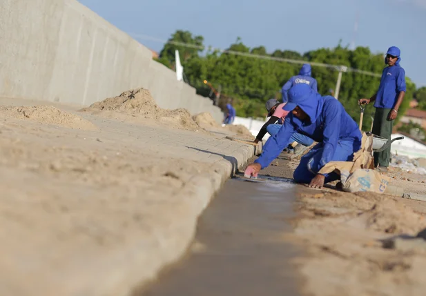 Trabalhadores concluindo a obra 