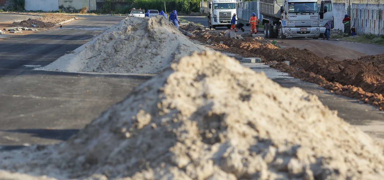 Trabalhadores em obra na zona leste de Teresina