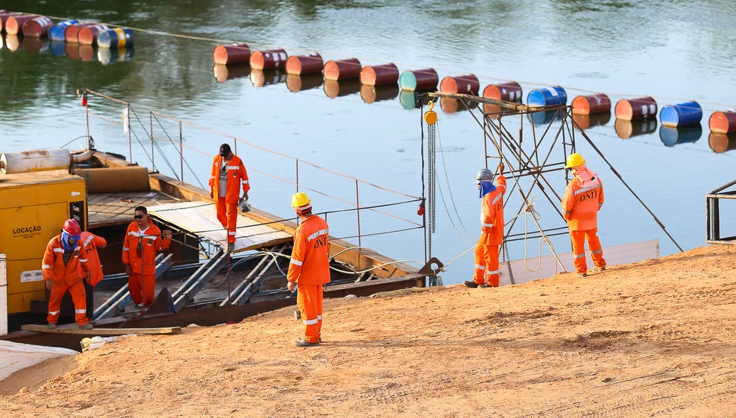 Trabalhadores na construção da nova ponte 