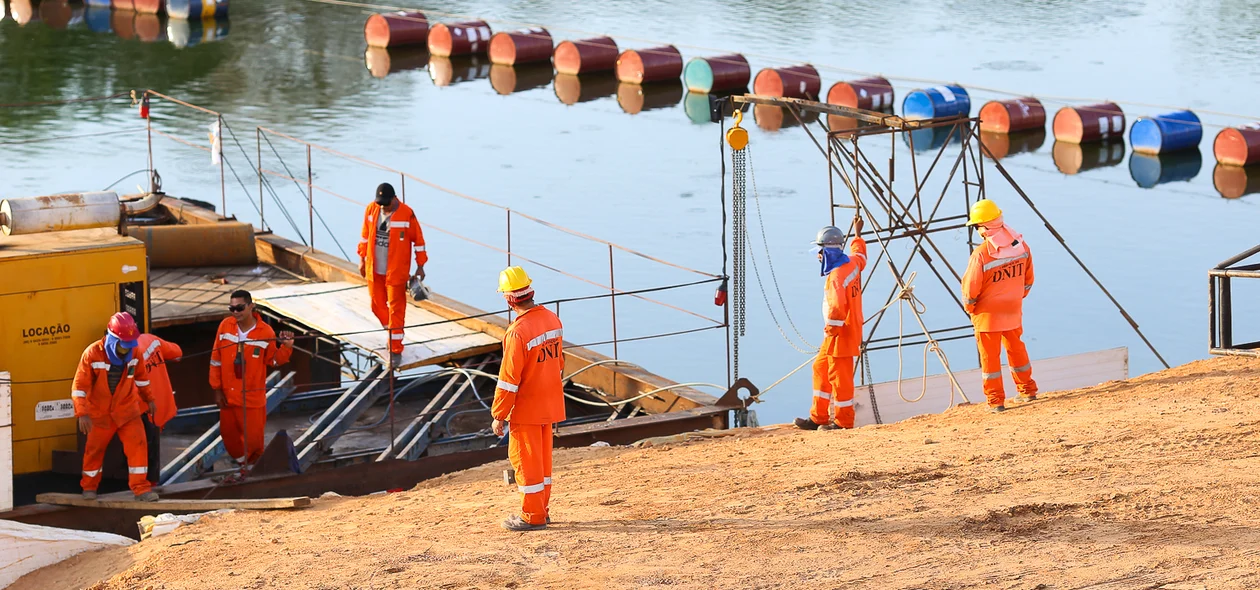 Trabalhadores na construção da nova ponte 