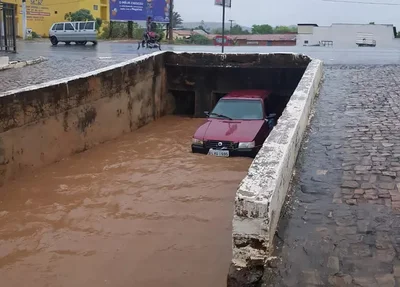 Carro é arrastado e vai parar dentro de galeria em Oeiras 