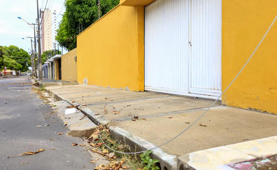 Fios ficaram espalhados pelo chão