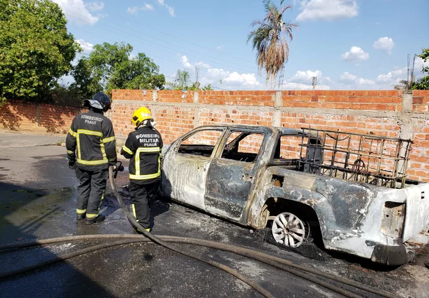 Amarok pega fogo e fica destruída no bairro Pedra Mole