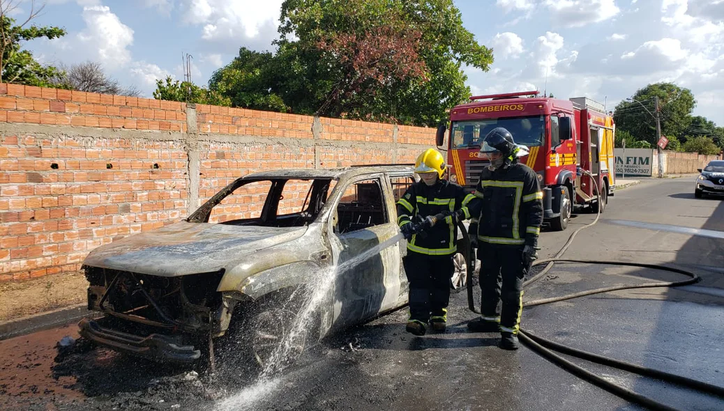 Bombeiros são chamados para apagar fogo em carro