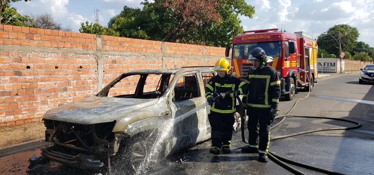 Bombeiros são chamados para apagar fogo em carro