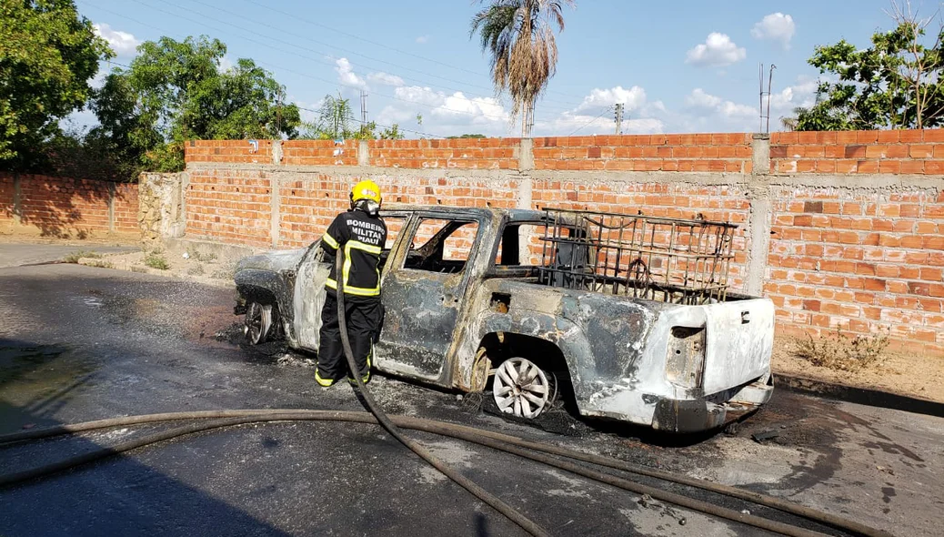 Carro fica destruído após incêndio na zona leste de Teresina  