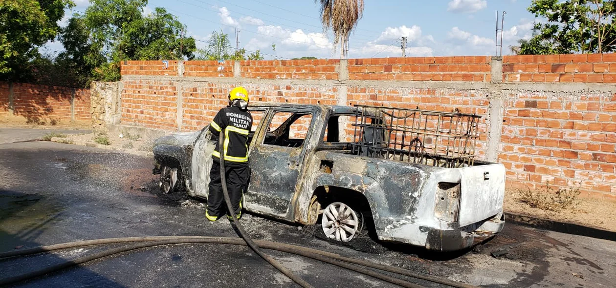 Carro fica destruído após incêndio na zona leste de Teresina  