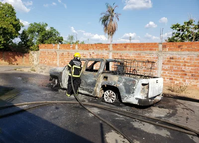 Carro fica destruído após incêndio na zona leste de Teresina  