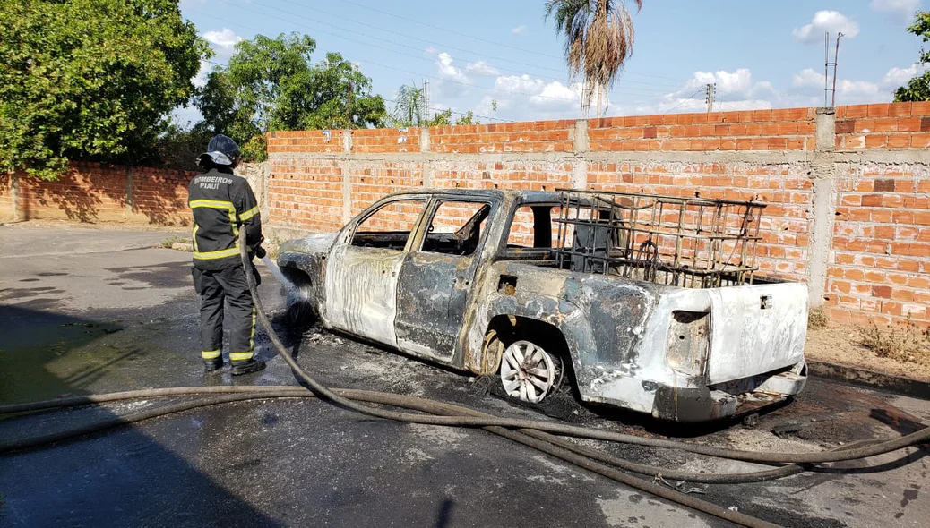 Carro ficou completamente destruído 