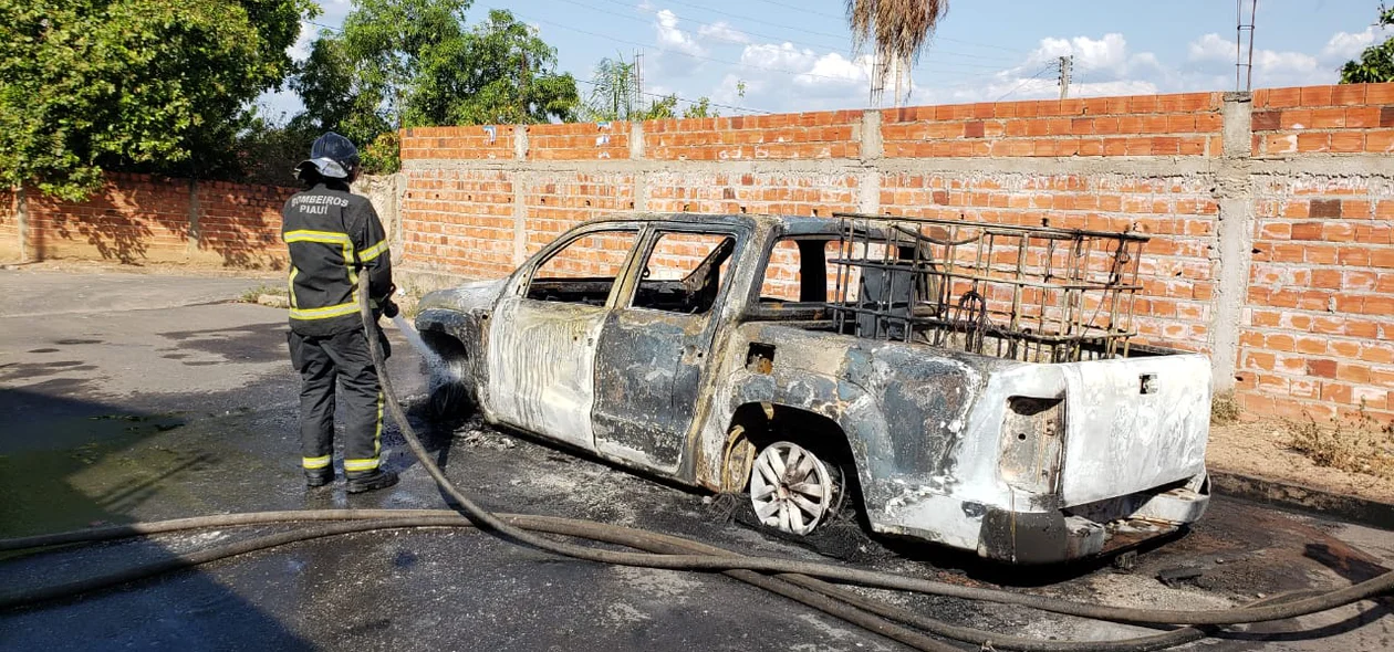 Carro ficou completamente destruído 