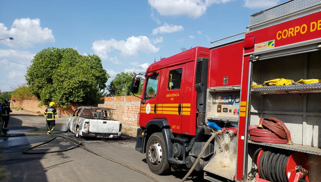 Corpo de Bombeiros controlam as chamas