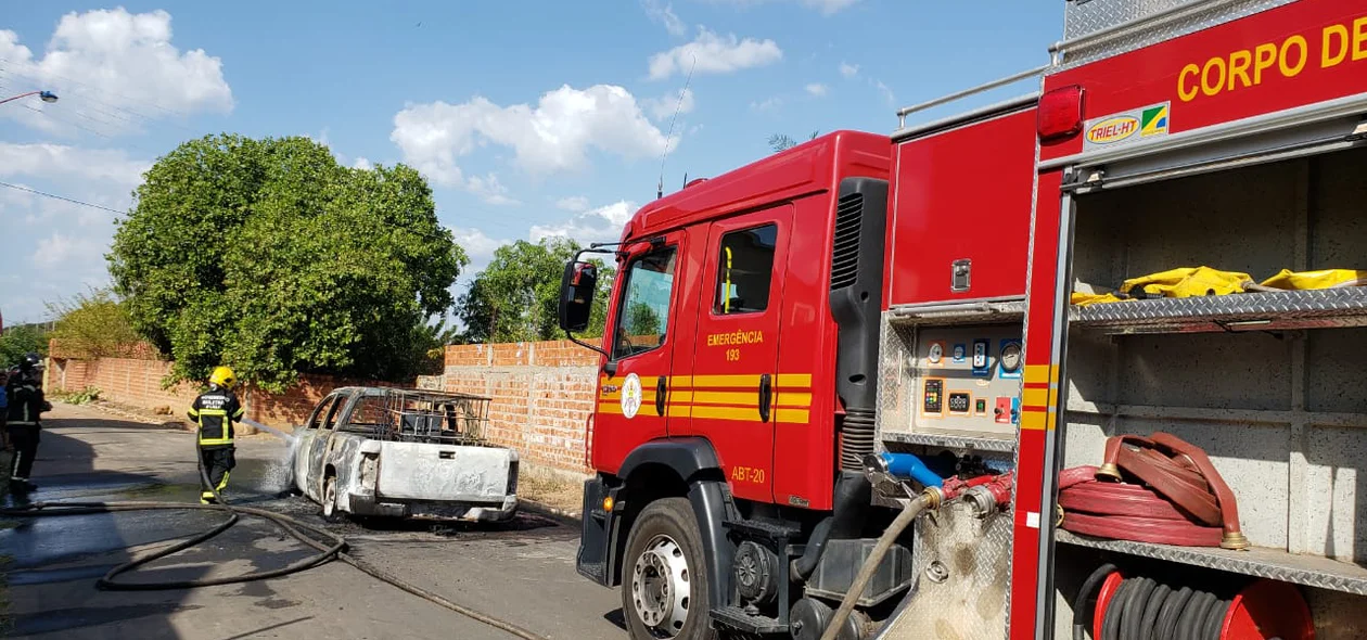 Corpo de Bombeiros controlam as chamas
