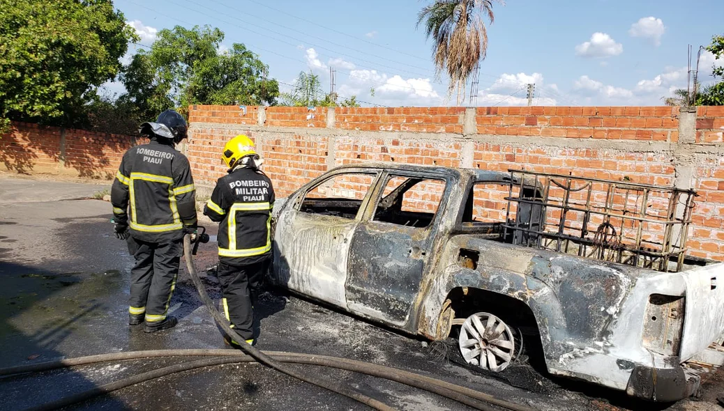 Incêndio teve início após o veículo apresentar problemas mecânicos 