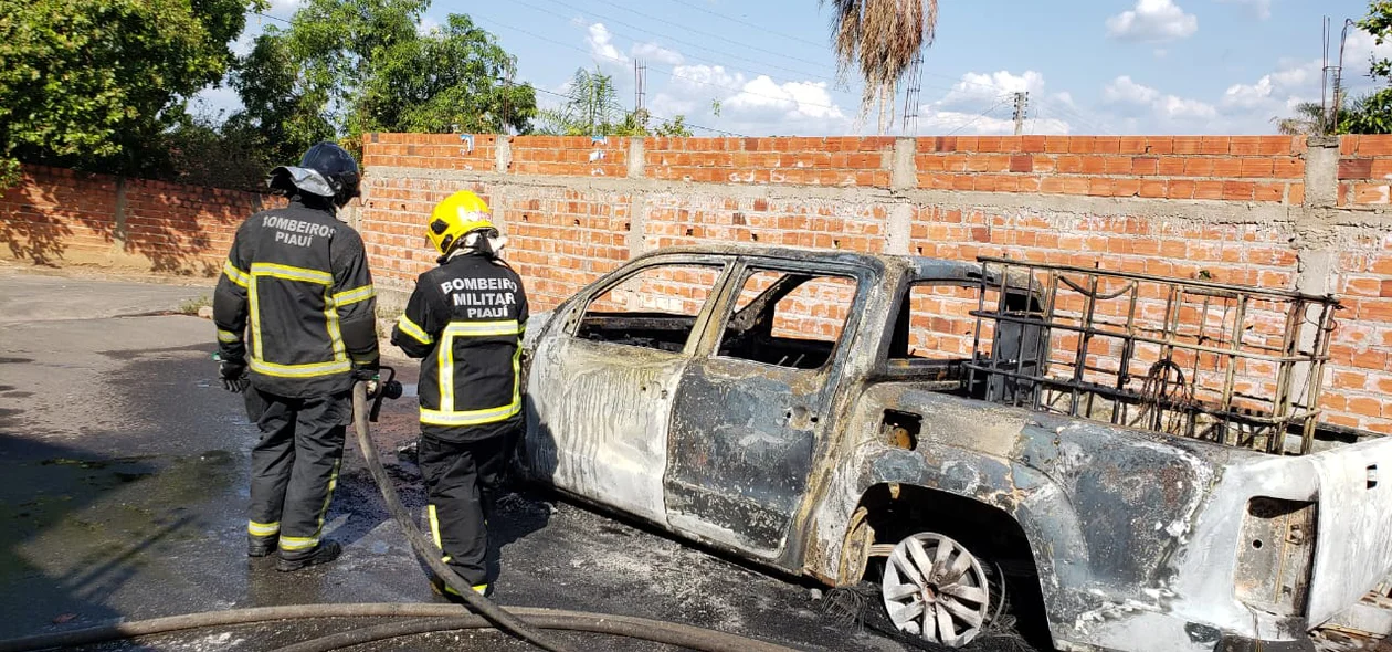 Incêndio teve início após o veículo apresentar problemas mecânicos 
