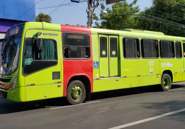 Frota de ônibus é mínima durante greve em Teresina