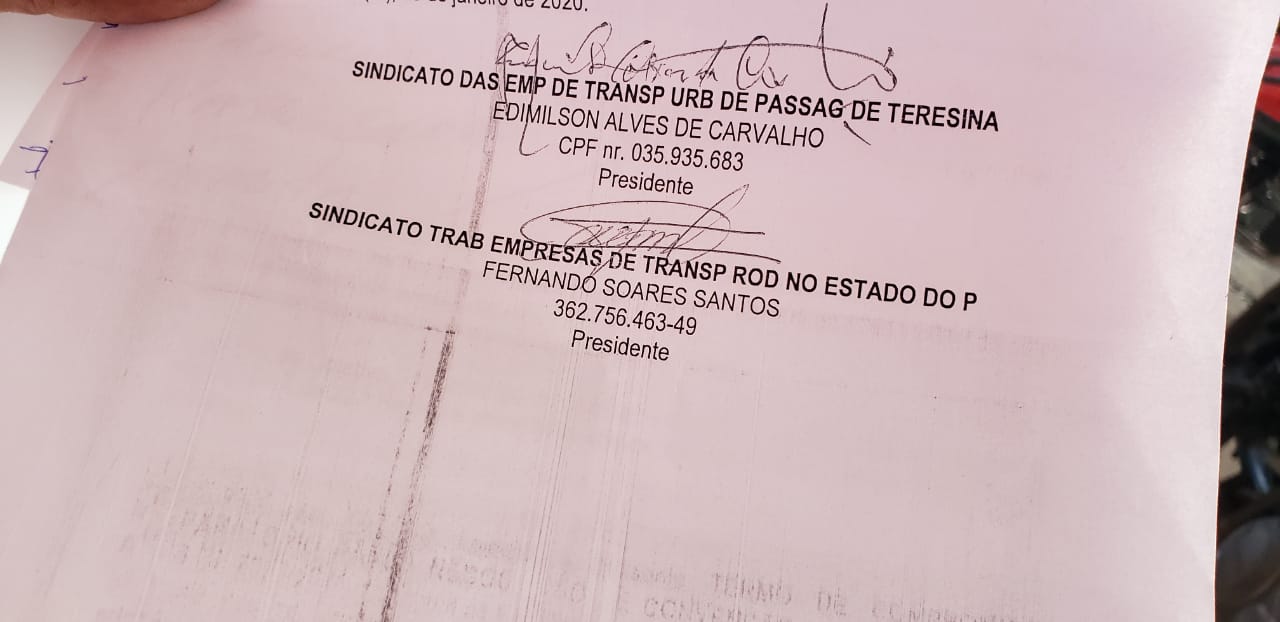Termo de compromisso assinado pelos presidentes do Sintetro e do Setut