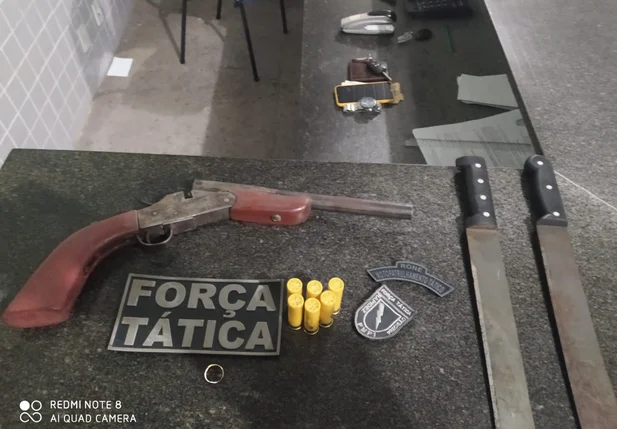 Objetos encontrados com o suspeito