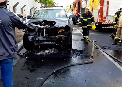 Carro com frente destruída