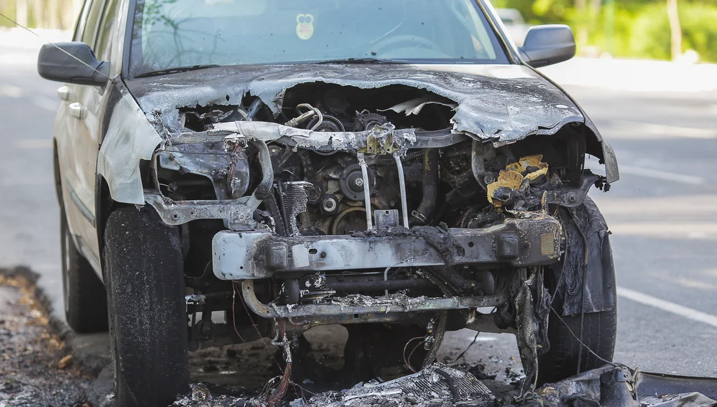 Carro ficou com a  frente destruído