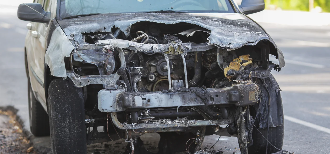 Carro ficou com a  frente destruído