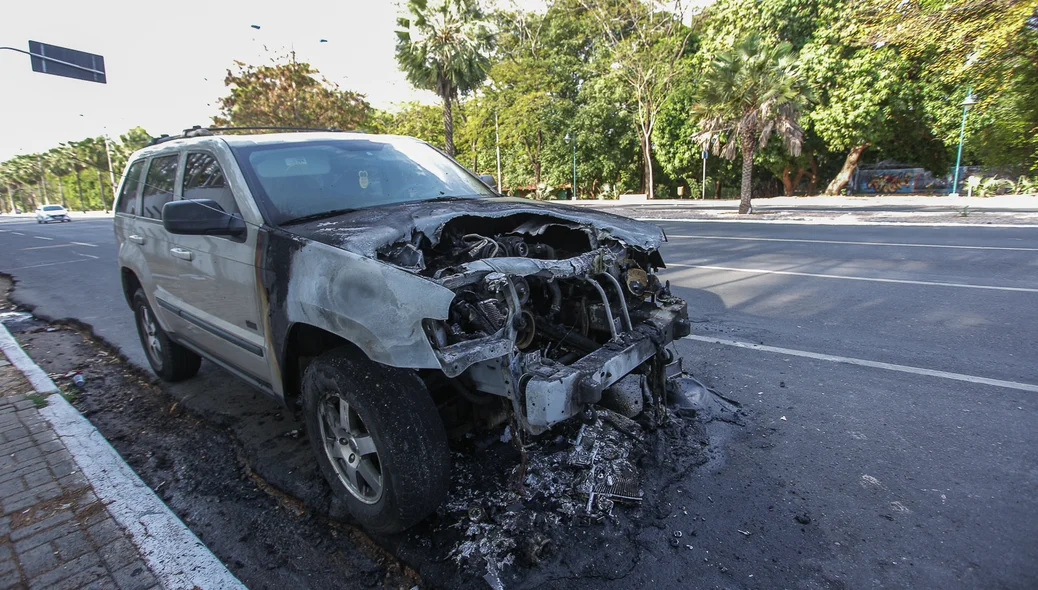 Carro pega fogo e fica destruído em frente ao Shopping Rio Poty